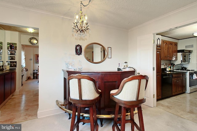 dining area featuring a textured ceiling, light carpet, ornamental molding, and bar area