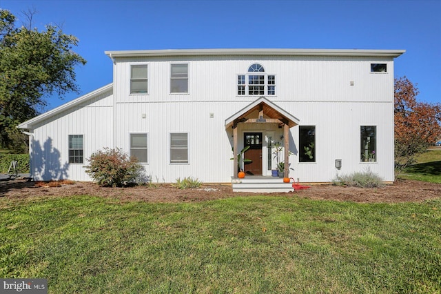 view of front of home featuring a front yard