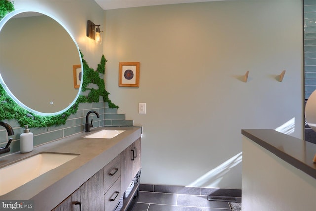 full bath featuring double vanity, visible vents, backsplash, and a sink