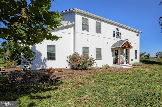 view of front facade featuring a front lawn