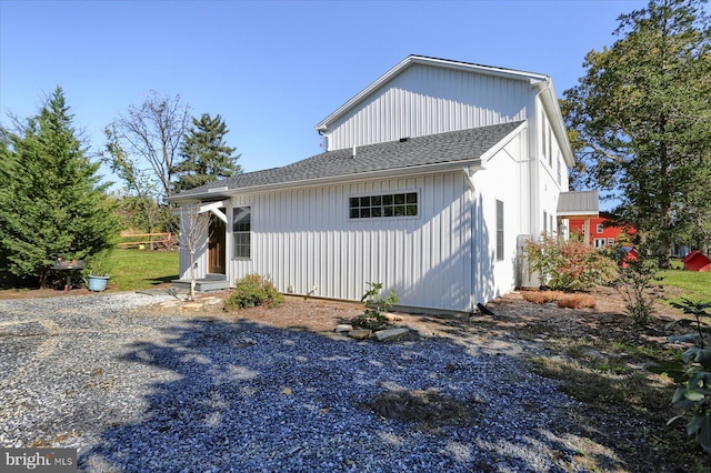 view of front of property featuring a shingled roof