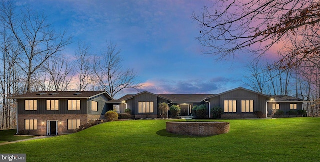 view of front facade with a lawn