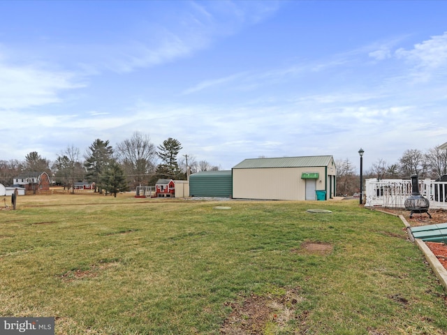 view of yard with an outbuilding