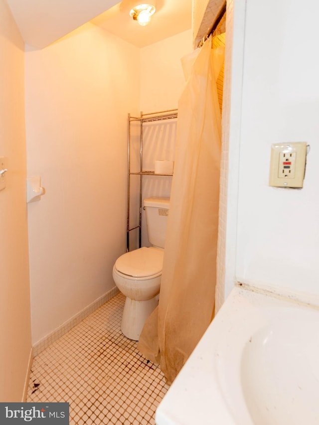 bathroom featuring toilet and sink