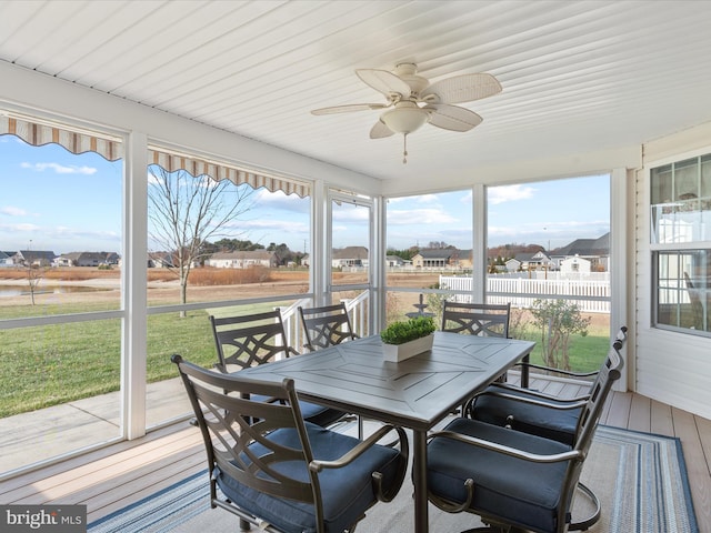 sunroom with ceiling fan