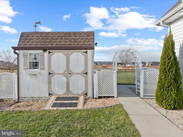 view of outdoor structure with a yard