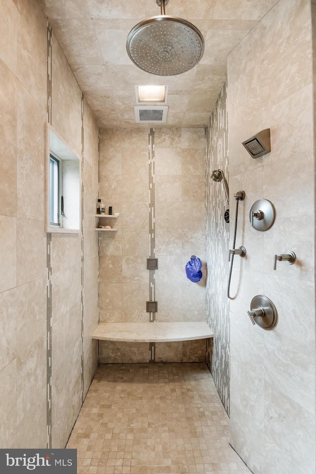 bathroom featuring a tile shower