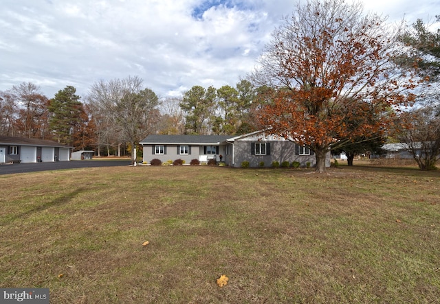 view of front of house featuring a garage and a front yard