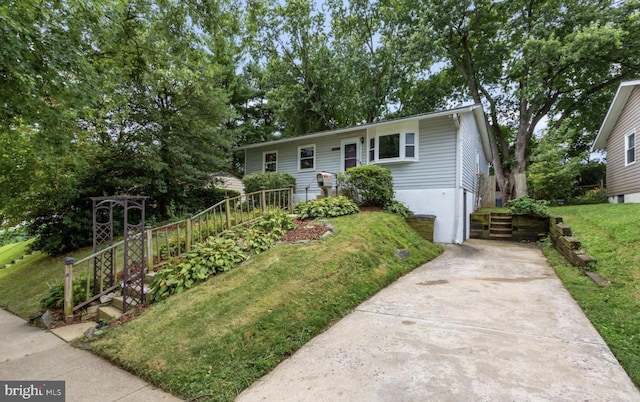 view of front of house featuring a front lawn