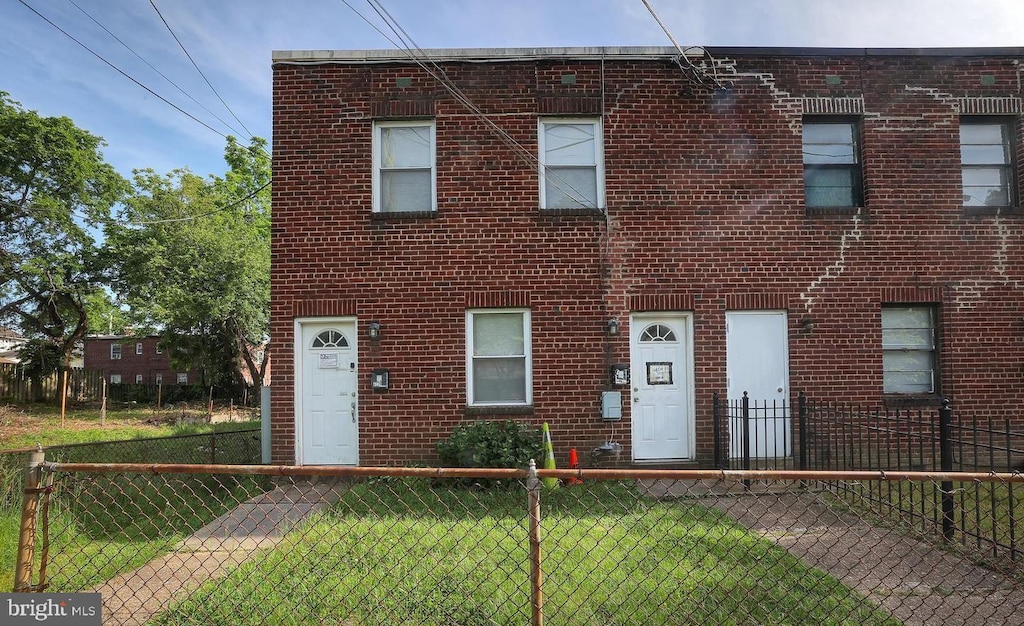 townhome / multi-family property with a front yard