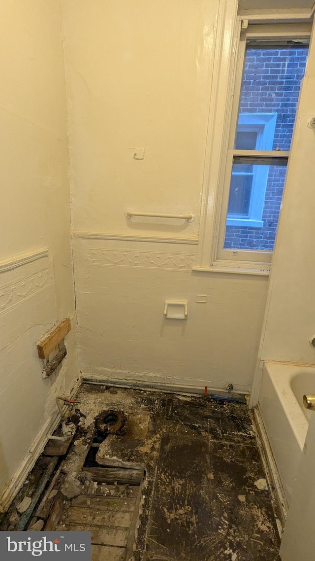 bathroom featuring a washtub