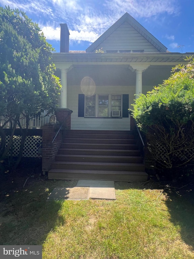 view of front facade featuring a front yard