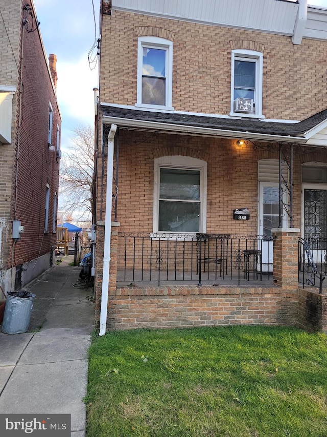 view of front of property featuring covered porch