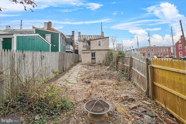 view of yard featuring a fire pit