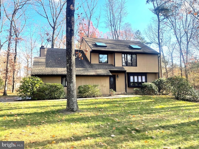 view of front facade with a front yard