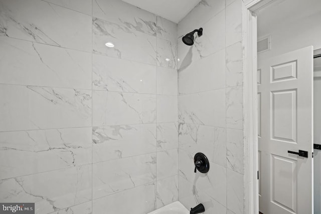 bathroom featuring tiled shower / bath combo