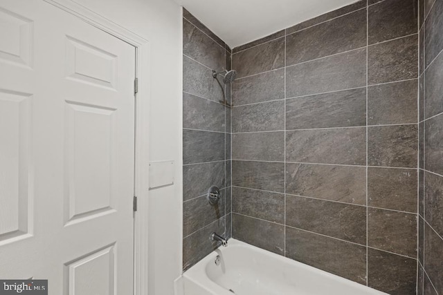 bathroom featuring tiled shower / bath