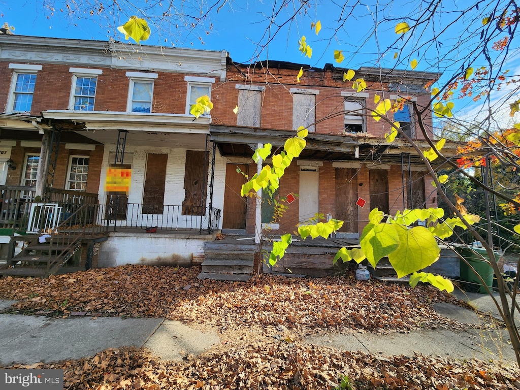 townhome / multi-family property with a porch