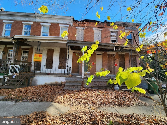 townhome / multi-family property with a porch