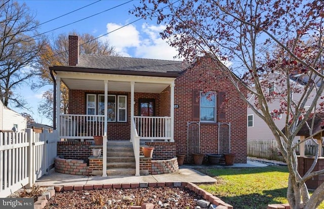 view of front of property featuring a porch and a front yard