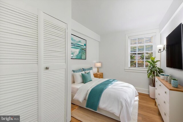 220 Stony Run Ln Unit Dg, Baltimore, MD 21210 - bedroom featuring light wood-type flooring and baseboards