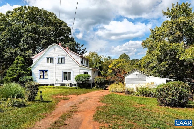 view of front of home with a front lawn