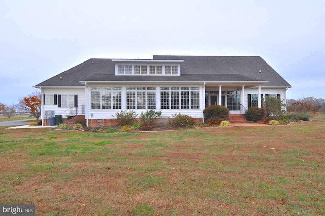 view of front of property featuring a front lawn