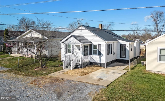 bungalow featuring a front yard