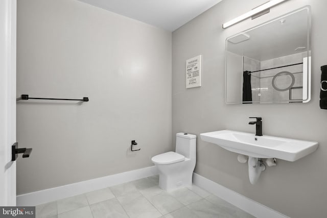 1028 Bladensburg Rd NE Unit 38, Washington, DC 20002 - full bathroom featuring toilet, baseboards, a sink, and a shower with curtain