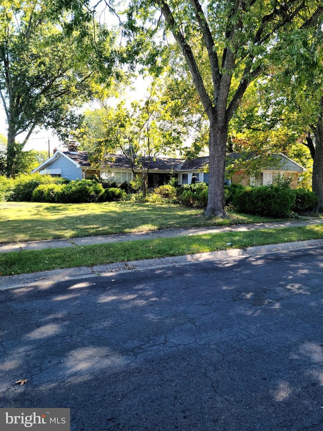 view of front facade featuring a front lawn