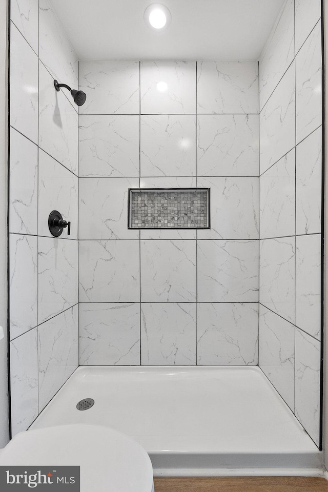 bathroom featuring tiled shower