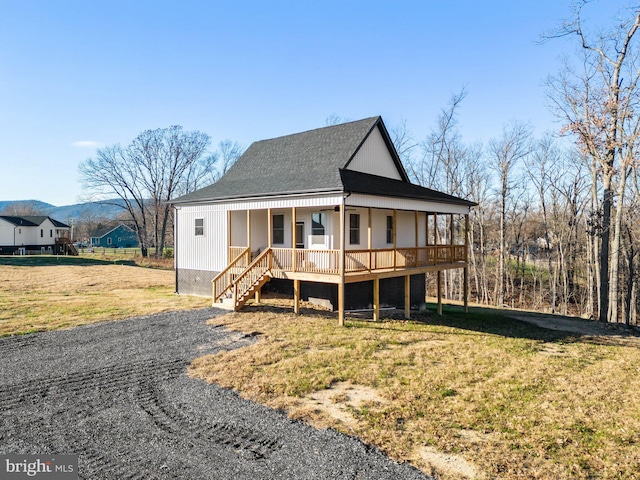 view of front of property featuring a porch and a front yard