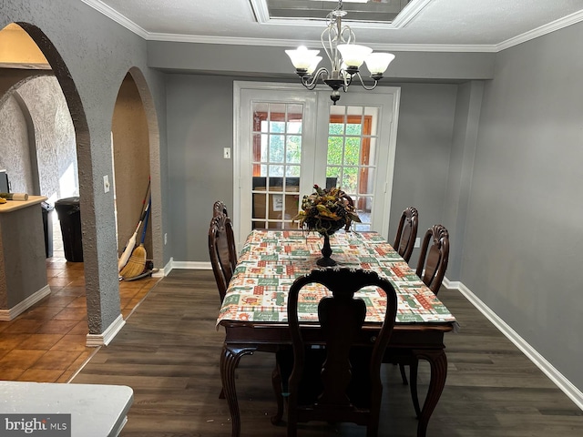 dining room featuring a notable chandelier, dark hardwood / wood-style floors, and crown molding