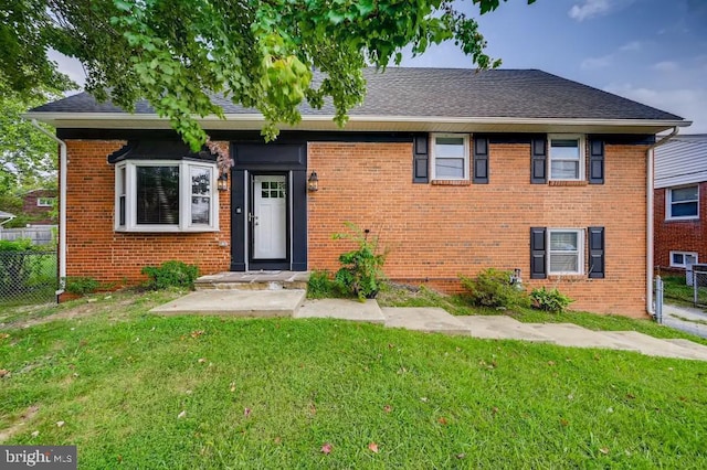 view of front of house featuring a front lawn