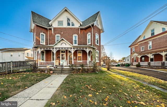 view of front of property featuring a porch and a front lawn