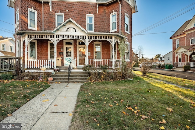 view of front of property featuring a front lawn and a porch