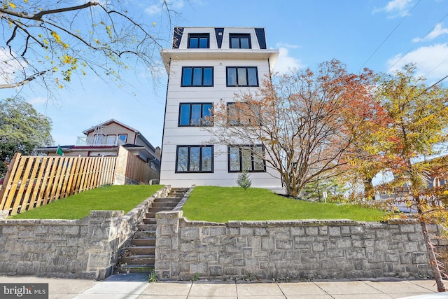 view of front of property featuring a front lawn