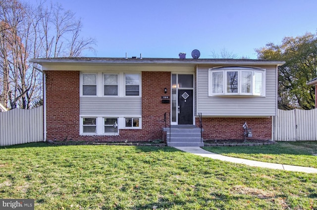 view of front of property featuring a front yard