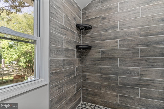 bathroom featuring tiled shower