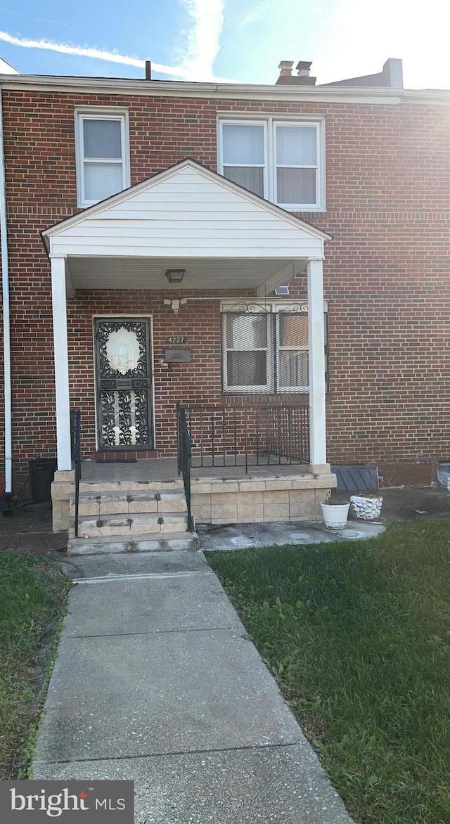 view of front of property featuring a porch