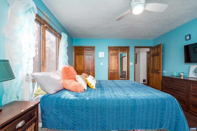 bedroom featuring ceiling fan and a textured ceiling