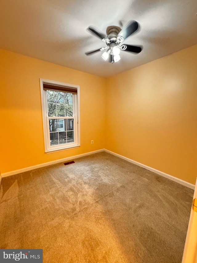 carpeted empty room featuring ceiling fan