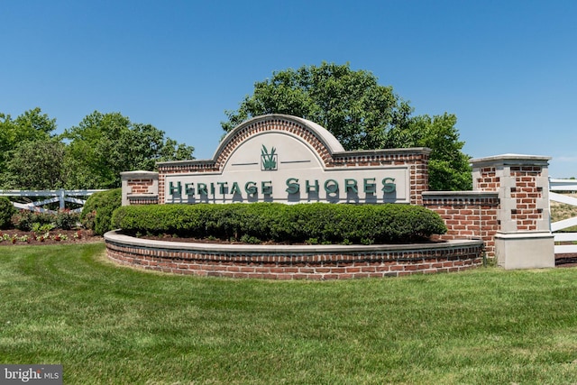 community sign with a yard