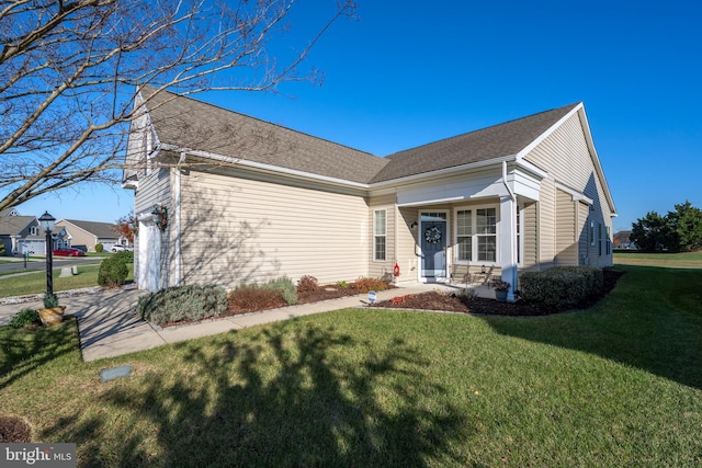 view of front of property featuring a front lawn