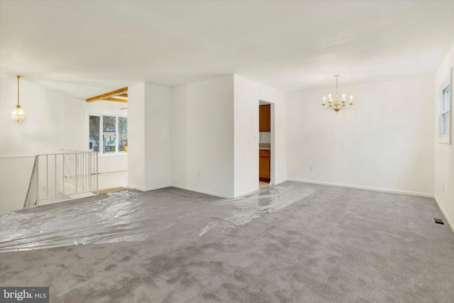 unfurnished room featuring carpet flooring and an inviting chandelier