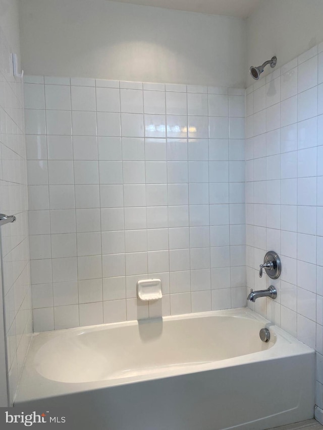 bathroom with tiled shower / bath