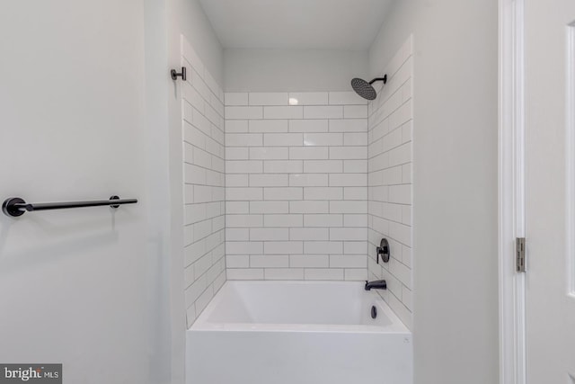 bathroom featuring tiled shower / bath