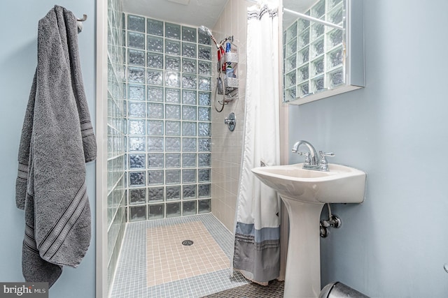 bathroom featuring curtained shower