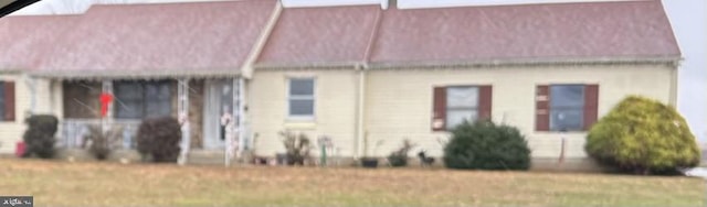 view of front of home featuring a front lawn