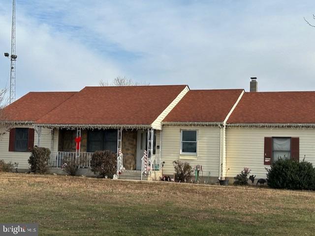 ranch-style home featuring a front lawn